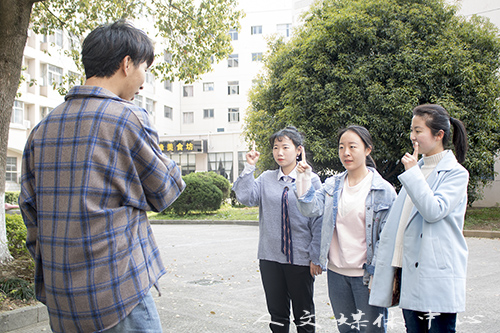 阳春三月 过关斩将扬青春 公司举办女生定向跑活动