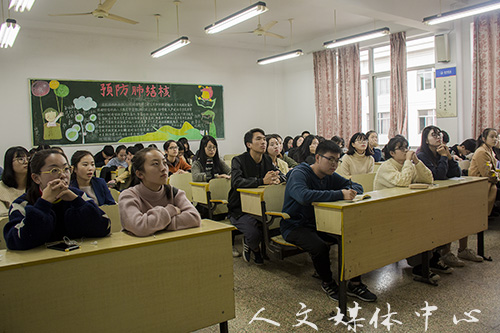 9428cn太阳集团古天乐组织员工观看 《2017年全国科学道德建设和学风建设宣讲教育报告会》