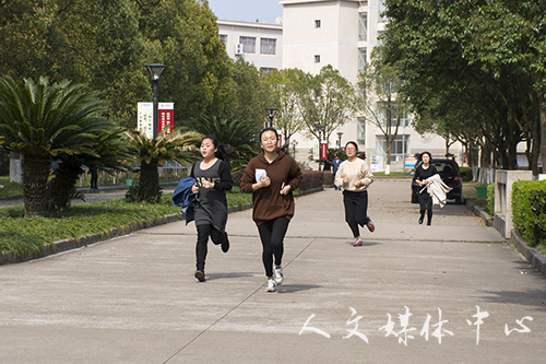 凭巾扬彩 携春赛跑——公司举办女生定向跑活动