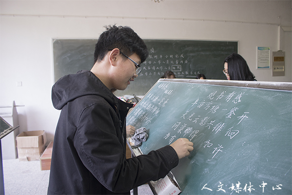 运笔成字 寄情书墨 公司举办三笔字大赛