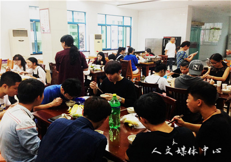 9428cn太阳集团古天乐为职工举办“迎中秋 包饺子”活动