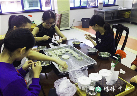 9428cn太阳集团古天乐为职工举办“迎中秋 包饺子”活动