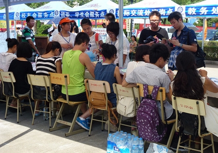 9428cn太阳集团古天乐笑迎新生 用心服务