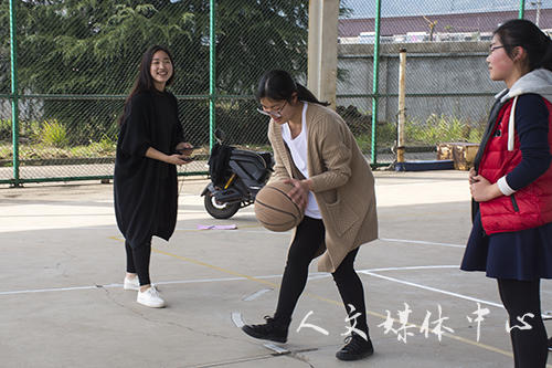 凭巾扬彩 携春赛跑——公司举办女生定向跑活动