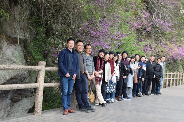 花海绿道，徜徉春色                    ——9428cn太阳集团古天乐组织“三•八”节踏春活动